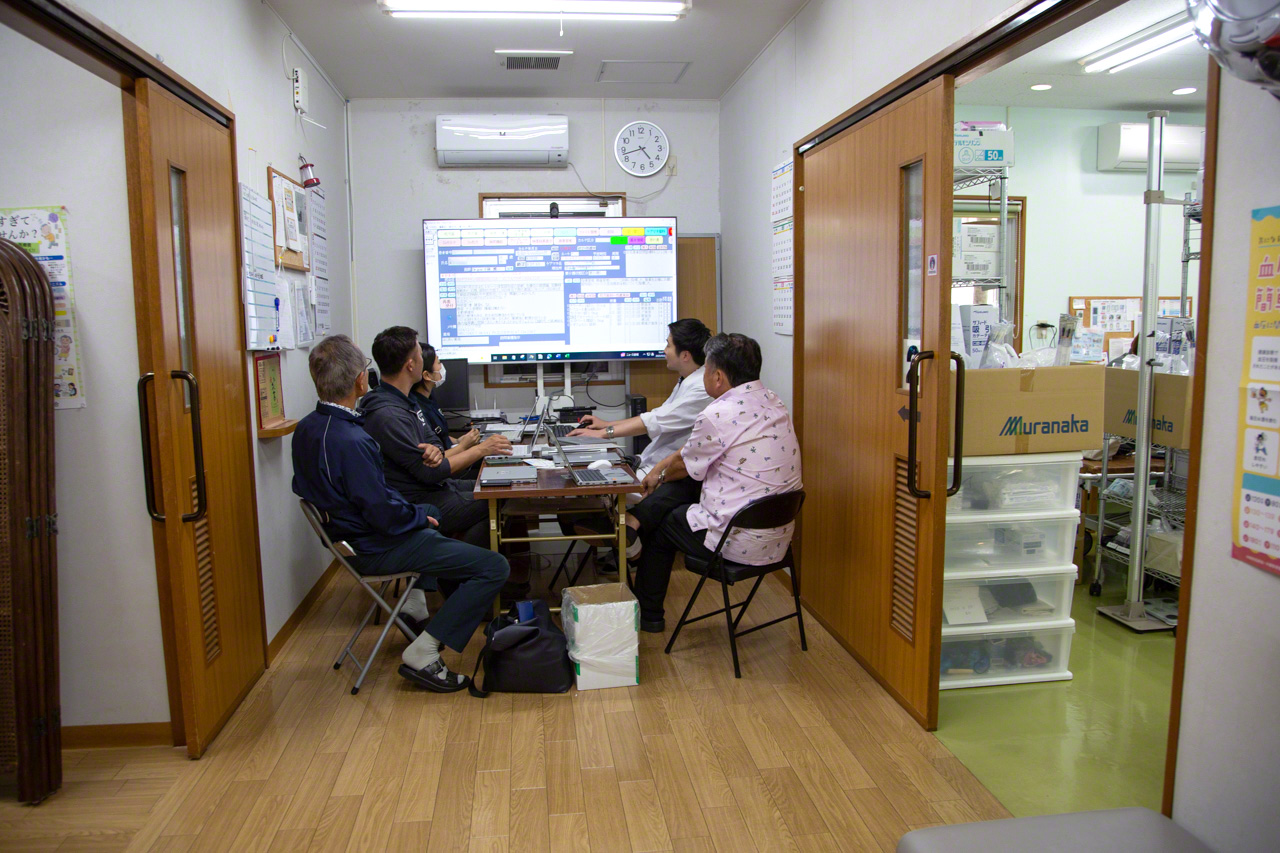 Todas las tardes el staff de la cl&iacute;nica se re&uacute;ne para compartir las &uacute;ltimas informaciones recogidas por los diversos equipos m&oacute;viles, de forma que pueda darse una atenci&oacute;n &oacute;ptima a los pacientes.