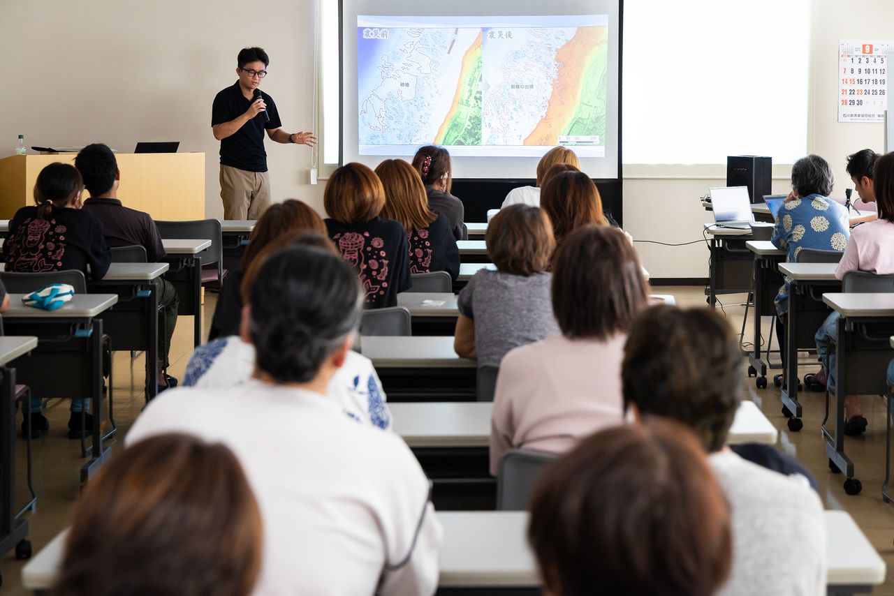 En la sesión informativa, a la que asistieron unas 40 personas, destacó la presencia de mujeres buceadoras.