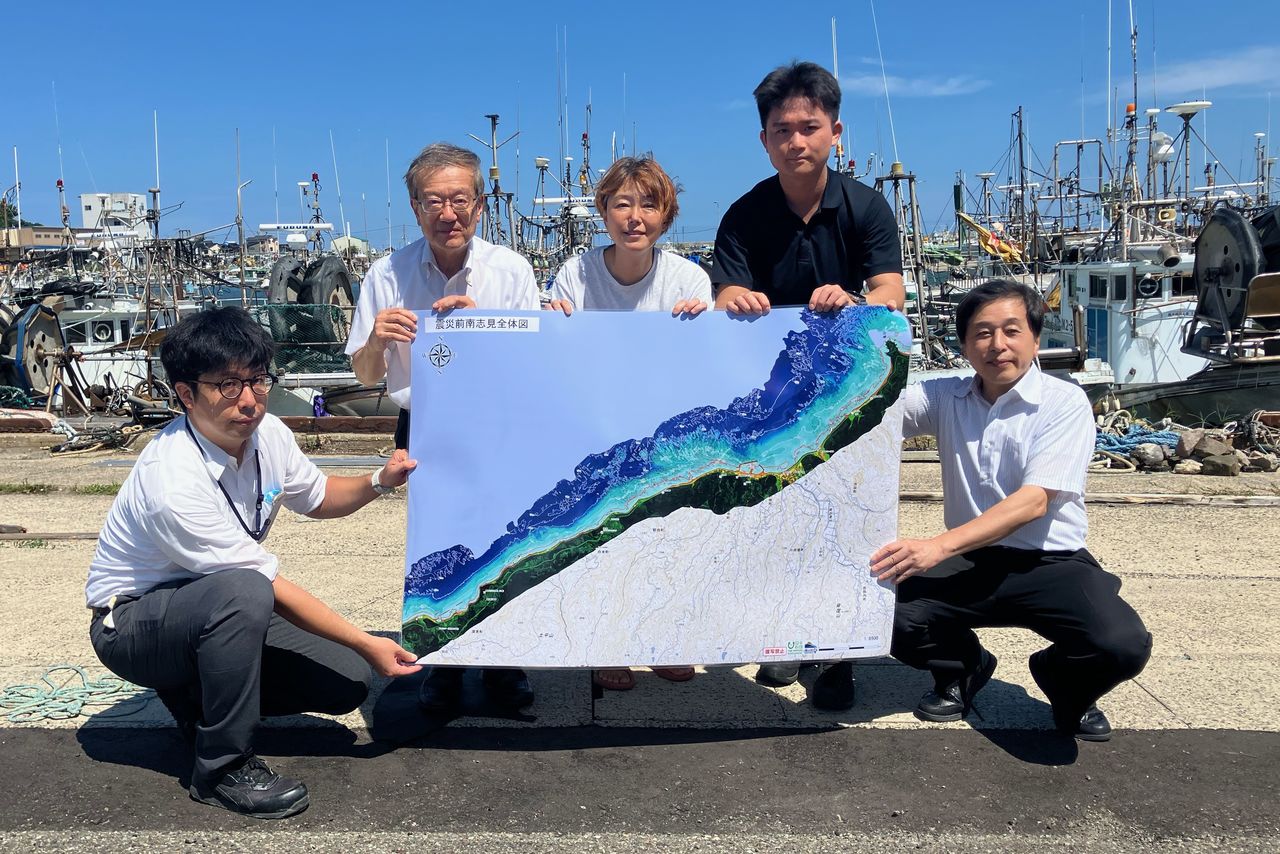 Ishikawa (centro) y los miembros del proyecto Umi no Chizu. (Imagen cortesía de la Asociación Hidrográfica de Japón)