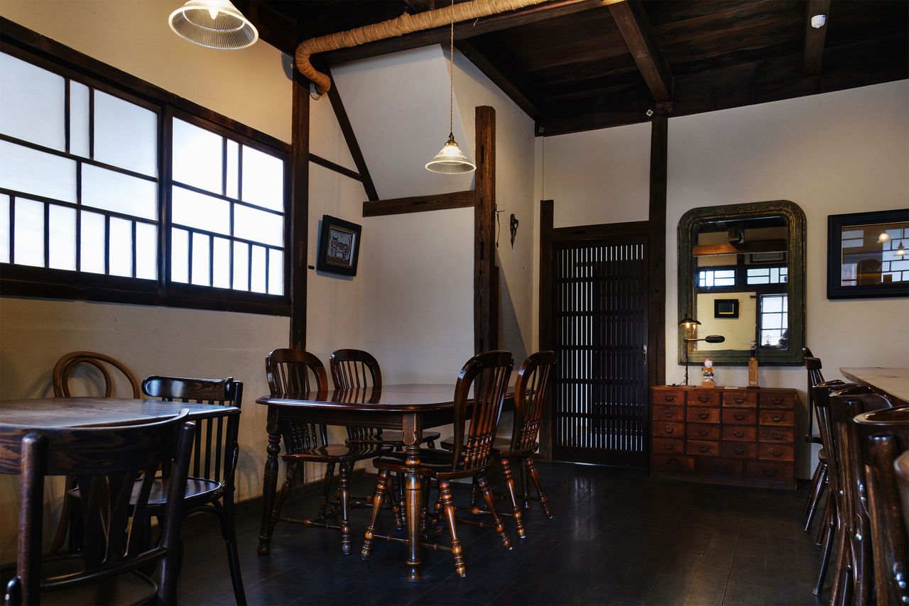 El interior del local, donde se puede disfrutar de un ambiente tranquilo y relajado.