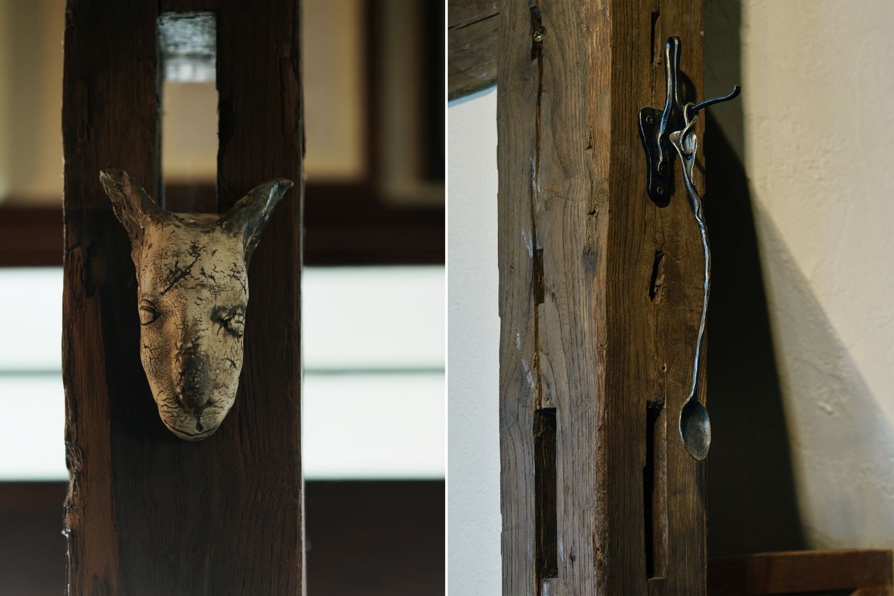 Los agujeros de estos pilares viejos son un vestigio de la época en la que la sericultura era una industria próspera. Curiosamente, no desentonan con las obras de arte contemporáneas.