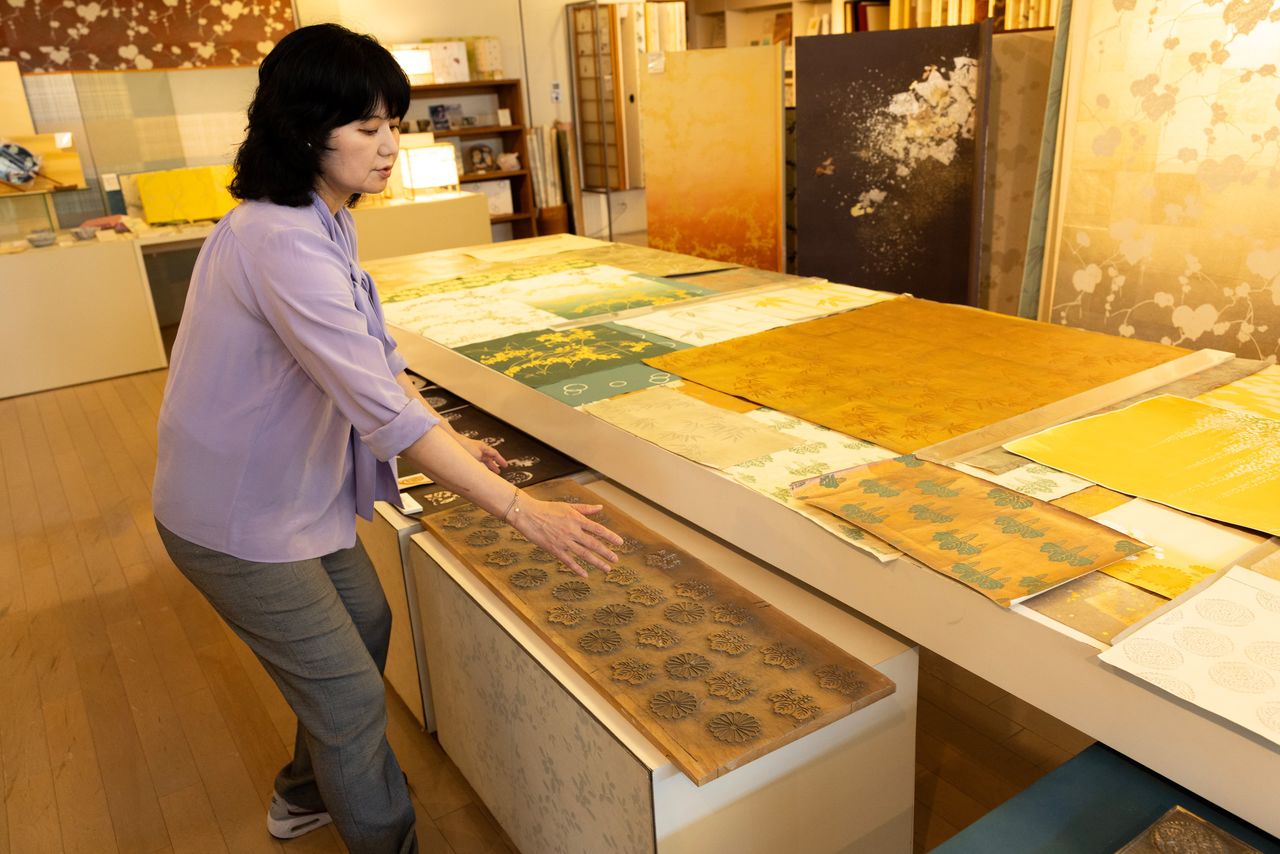 Cuando se perfeccionó la tecnología para fabricar papel de gran tamaño, las planchas de madera también pasaron a ser más grandes. Esto permitió la creación de diseños más elaborados.