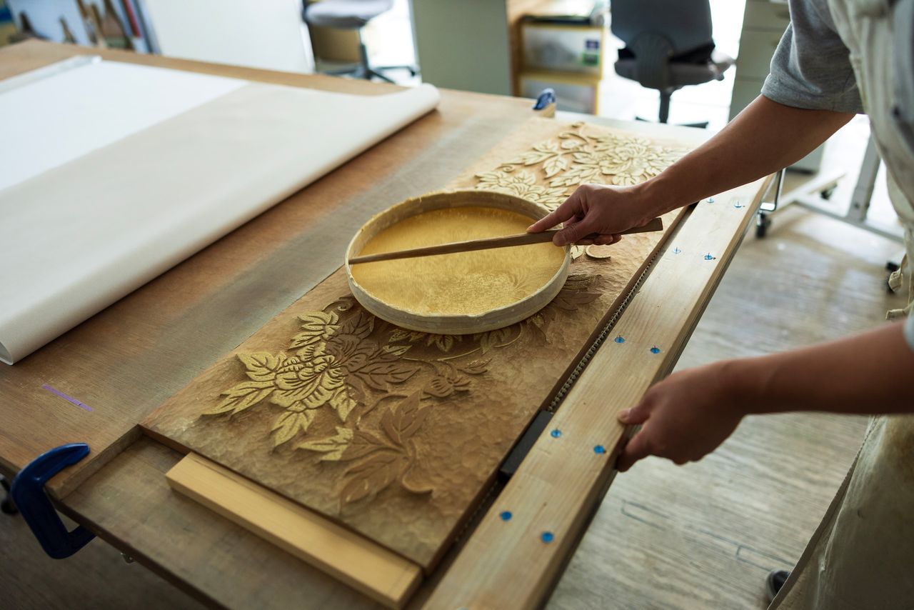 La pintura se aplica con suaves golpes sobre el relieve de la plancha.