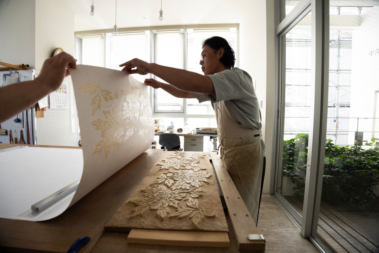 En el momento de separar el papel impreso se palpa la tensión.