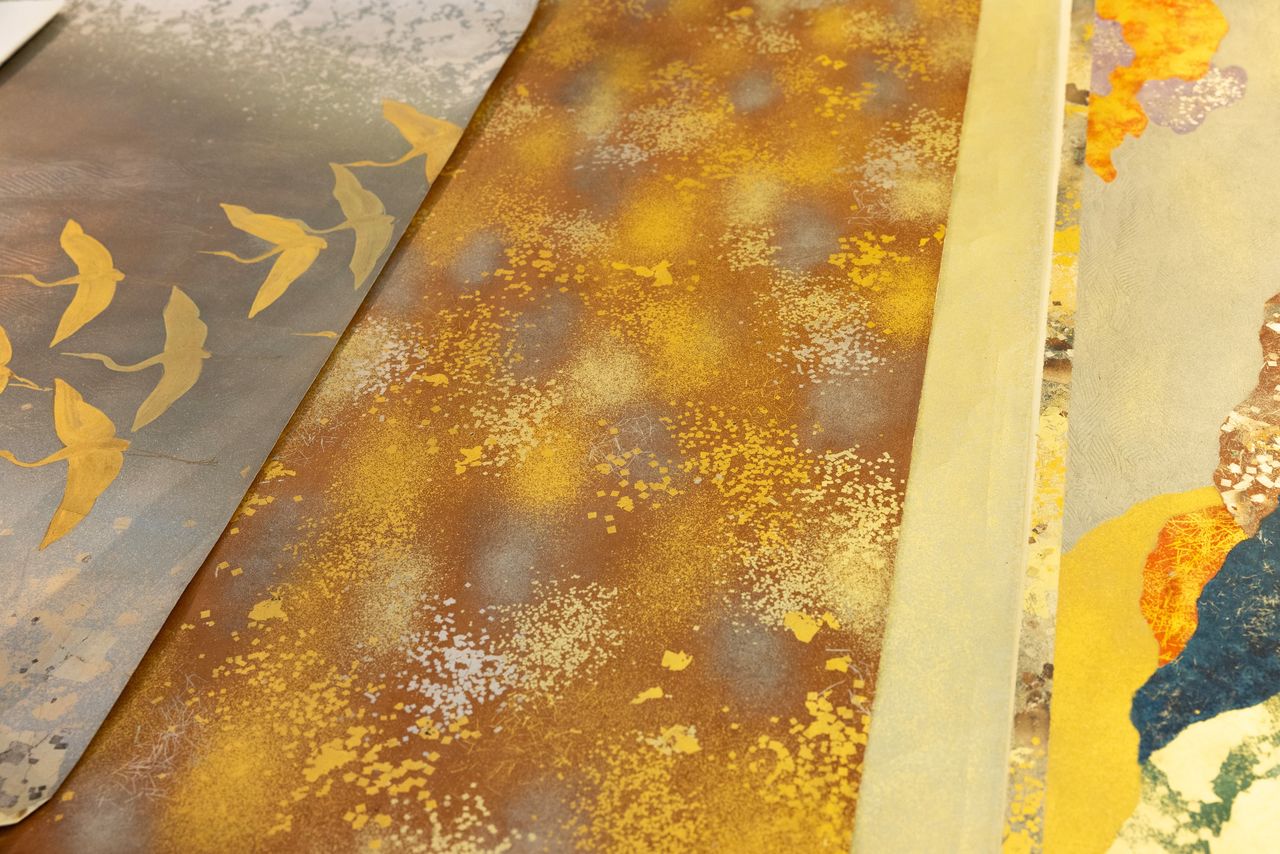 Edo karakami decorado con polvos de oro y plata.