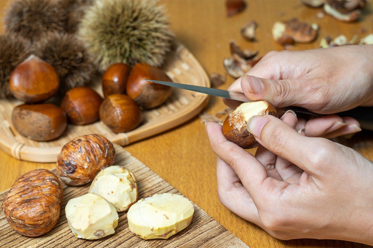Abajo, a la izquierda, waguri con la piel interna. Es necesario sacar la espuma si se cocinan sin pelar. (Pixta.)