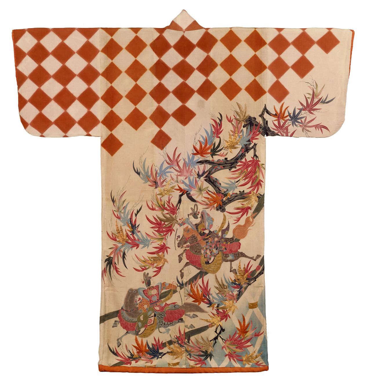 Kosode (un tipo de kimono) con escena del ritual de carreras de caballos de Kamo. Kimono kosode del periodo Edo (1603-1868) con un dise&ntilde;o te&ntilde;ido con la t&eacute;cnica yūzen que representa el ritual de carreras de caballos Kurabeuma del santuario Kamigamo de Kioto. (&copy; Museo Nacional de Kioto)