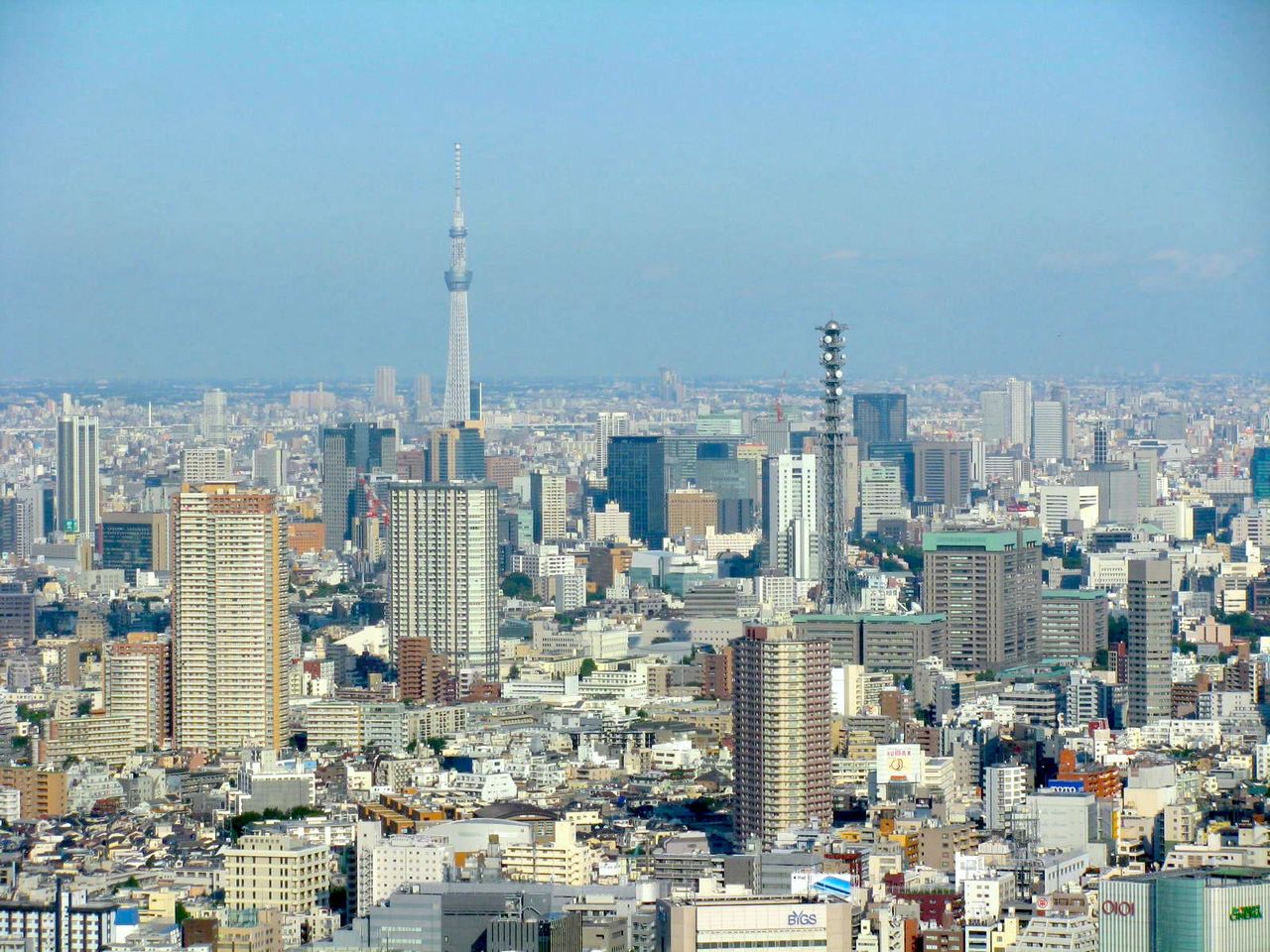 Vista panorámica de la capital en la que se observa la torre Tokyo Skytree en la lejanía, vista desde el mirador panorámico del edificio del Gobierno Metropolitano de Tokio. (Cortesía del Gobierno Metropolitano de Tokio)