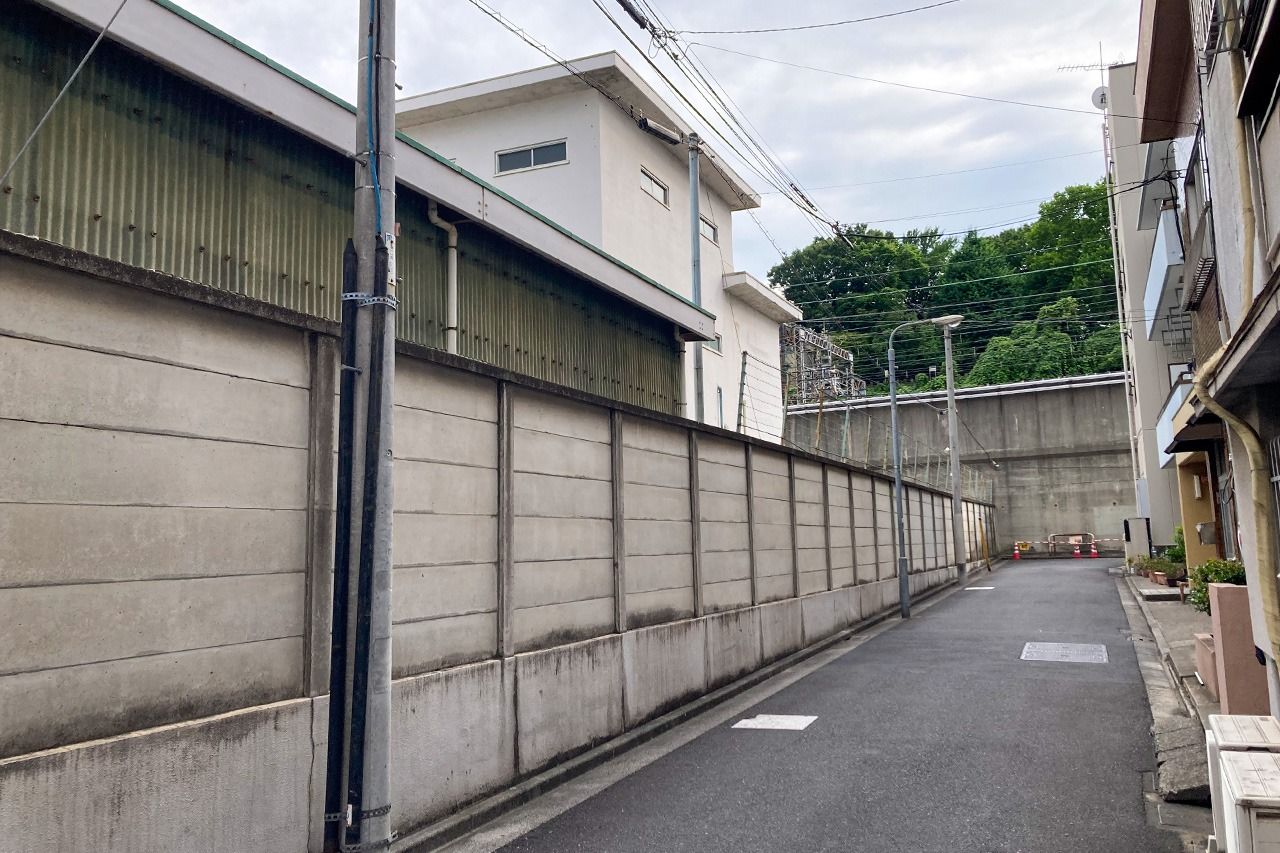 Entre Nippori y Nishi-Nippori no es de extrañar que uno recuerde el Berlín de la época de la Guerra Fría. (© Gianni Simone)