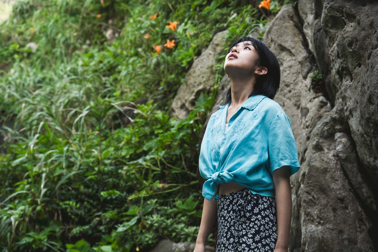 Fotograma de Tabi to hibi. La primera mitad está basada en Umibe no jokei, de Tsuge Yoshiharu. (© 2025 Comité de Producción de Tabi to hibi)