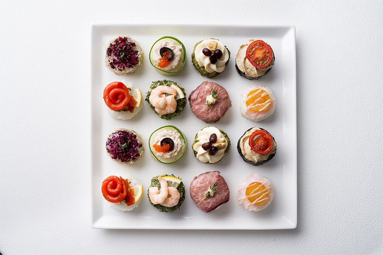 Una variedad de onigiri decorados con colores vivos muestra las infinitas posibilidades de este alimento. (© Nakamura Yūsuke)