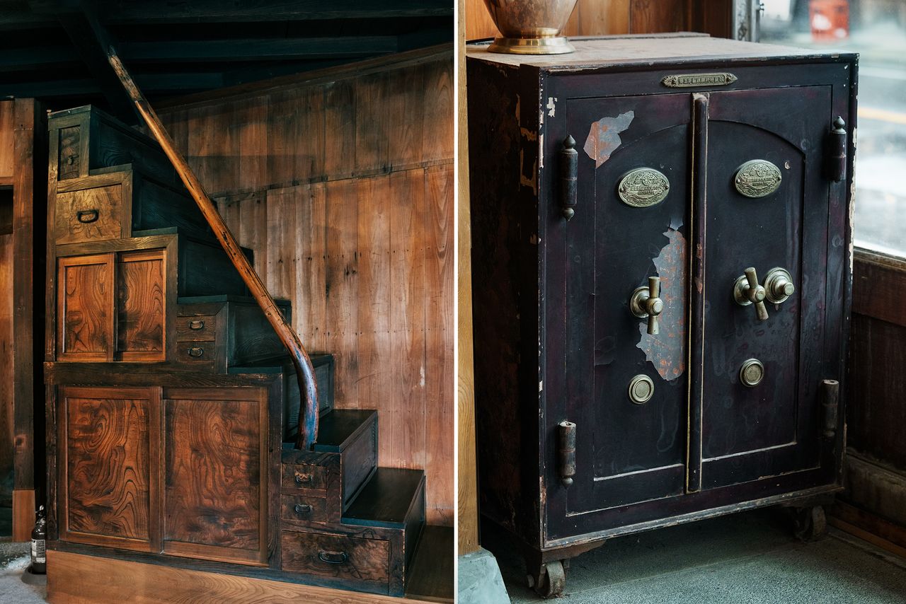 La escalera de cajones, que también servía para guardar cosas, y la imponente caja fuerte.