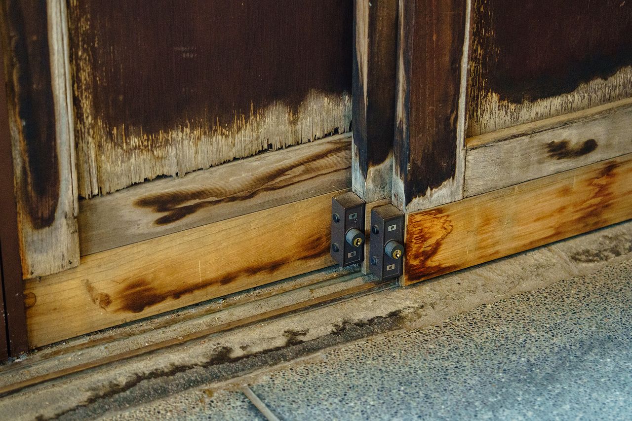 Se añadieron tablas para corregir la inclinación de la puerta corredera, que se sigue usando.