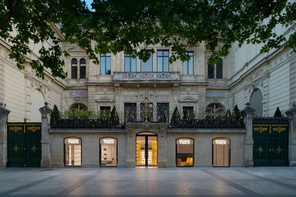 La sucursal insignia de París en la Avenida de los Campos Elíseos.