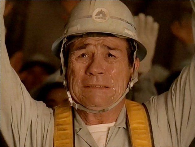 Jones el extraterrestre se echa a llorar mientras celebra el éxito de la construcción de un túnel. 