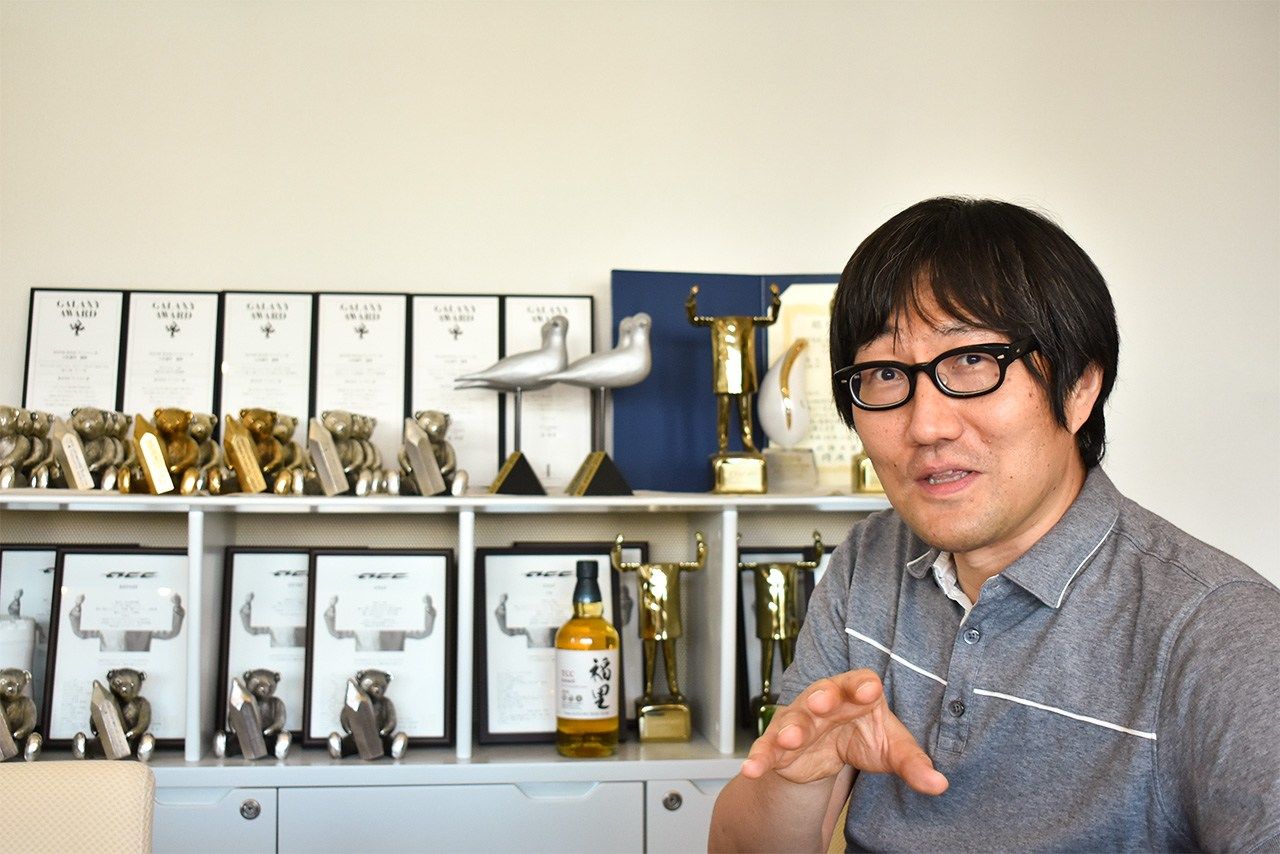 Fukusato ha recibido múltiples galardones a lo largo de su carrera: un Gran Premio, un Premio Revelación y 22 Premios del Club de Redactores Creativos de Tokio; tres Gran Premio de la Confederación de Creadores de Japón... (imagen tomada por la redacción de nippon.com)