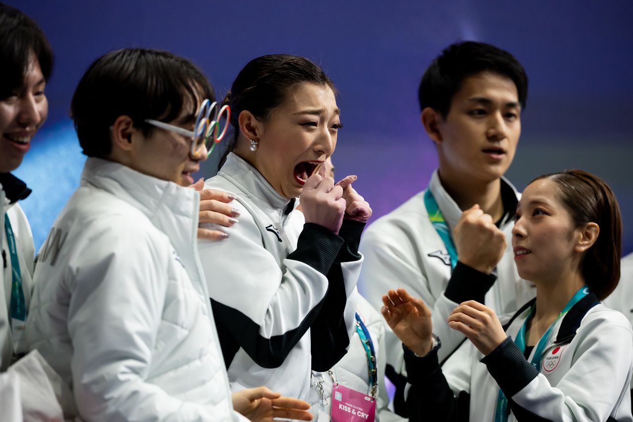 El equipo japonés celebra los resultados de la prueba por equipos de patinaje artístico en los Juegos Olímpicos de Invierno de Milán-Cortina, el 8 de febrero de 2026. (© Zuma Press Wire/Reuters)