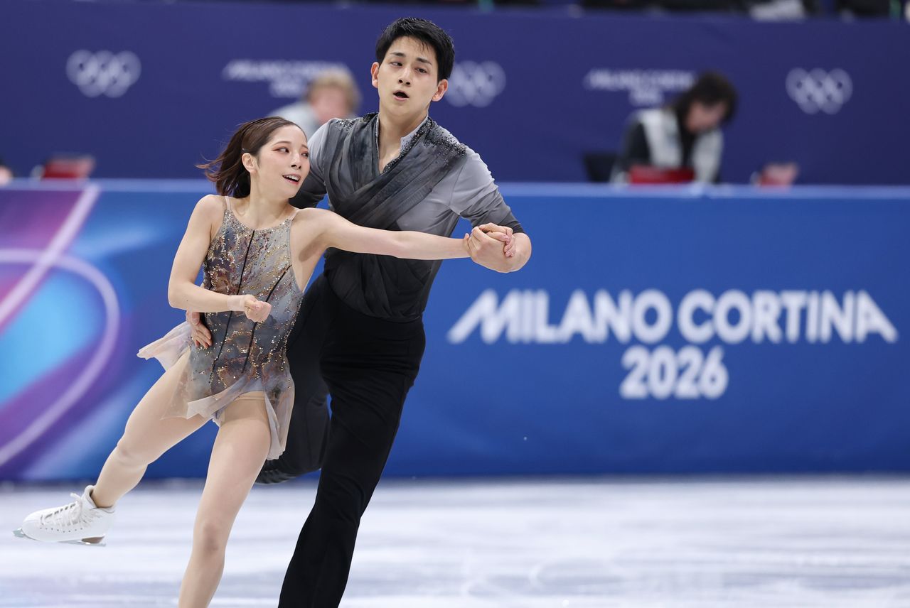 Miura Riku (izquierda) y Kihara Ryūichi actuando en la prueba libre de parejas el 16 de febrero de 2026. (© Jiji)