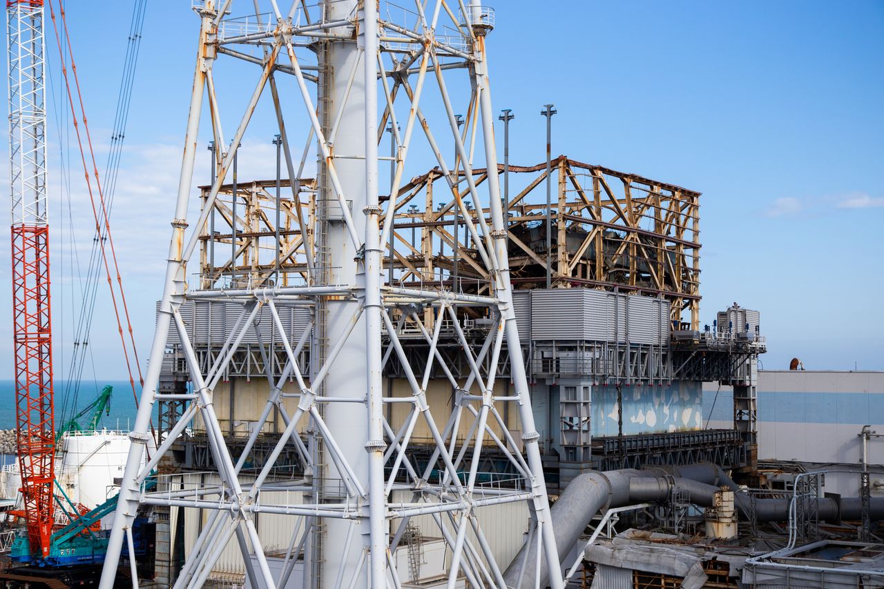 El reactor número uno de Fukushima Dai-ichi, con sus estructuras metálicas y tuberías dañadas todavía al descubierto, en fotografía tomada en febrero de 2020.