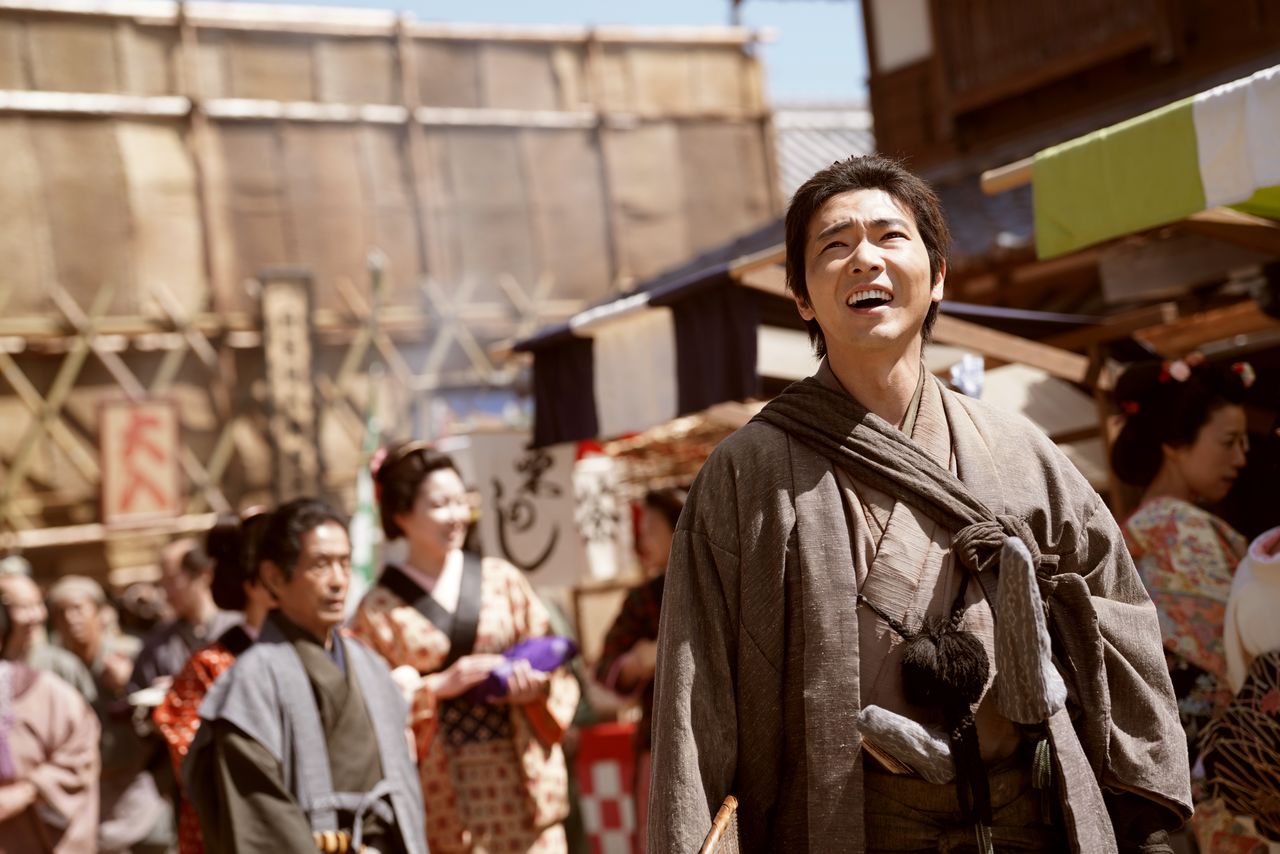 De la película Kobikichō no adauchi. El protagonista, Kase Sōichirō (Emoto Tasuku), llega a Kobikichō, en Edo, procedente del dominio de Mino-Tooyama. (© 2026 Comité de Producción de Kobikichō no adauchi © 2023 Nagai Sayako / Shinchōsha)