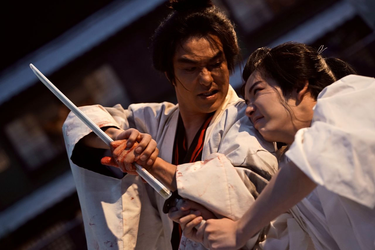 Inō Kikunosuke (Nagao Kento, a la derecha) libra una encarnizada batalla en Kobikichō contra Sakubei (Kitamura Kazuki), quien había matado a su padre y se había dado a la fuga. (© 2026 Comité de Producción de Kobikichō no adauchi © 2023 Nagai Sayako / Shinchōsha)