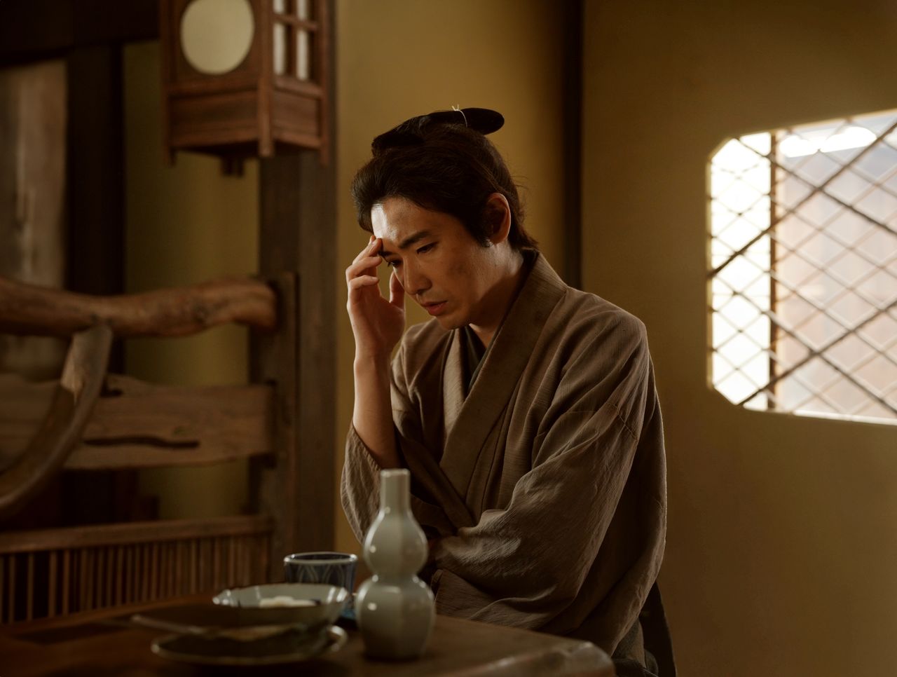 Bien mirado, sí que tiene incluso ciertos gestos de Colombo... (© 2026 Comité de Producción de Kobikichō no adauchi © 2023 Nagai Sayako / Shinchōsha)