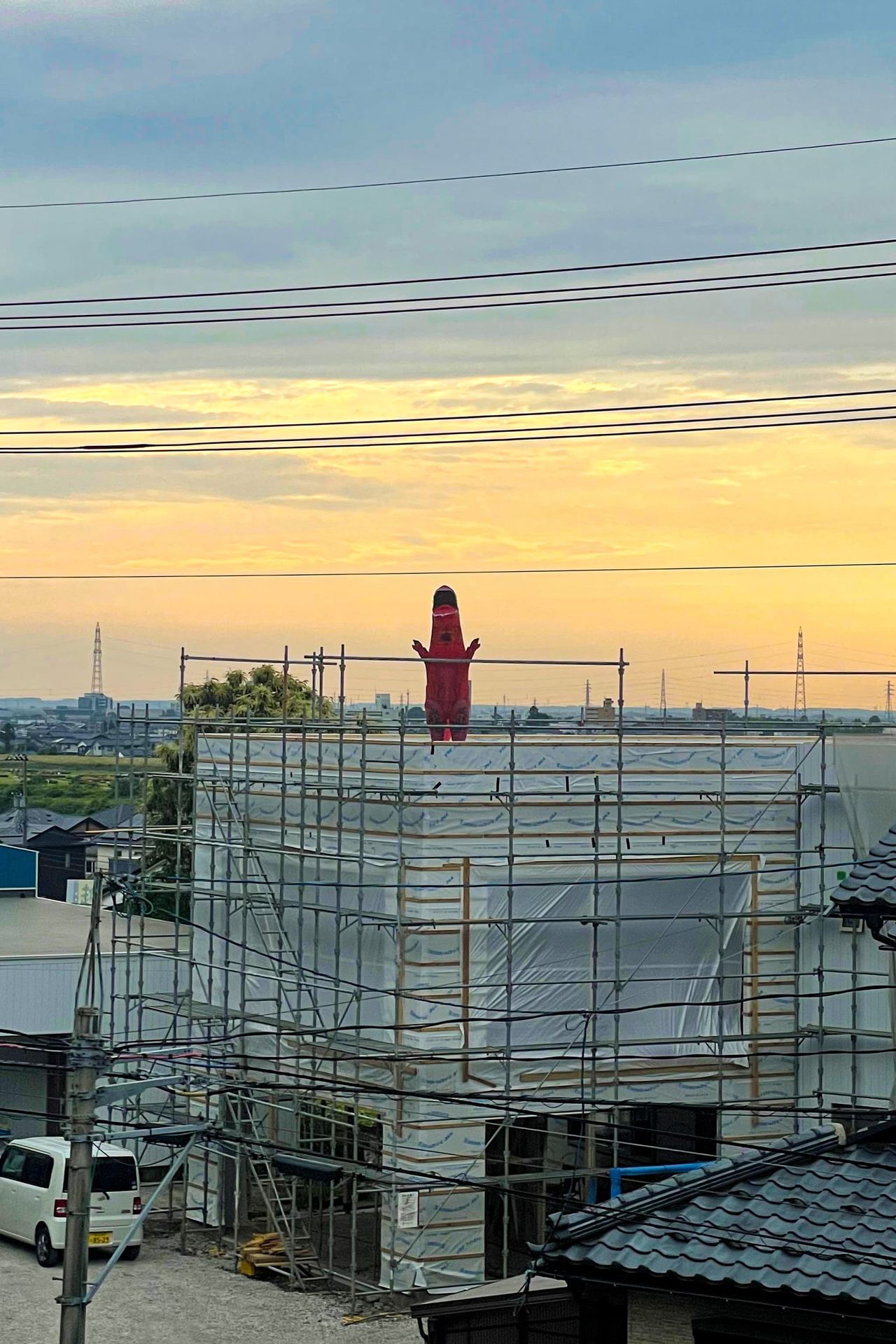 Aunque saludaba al tren desde la azotea de un edificio, nadie se percataba de su presencia. (Fotografía cedida por Watanabe Hiroshi)