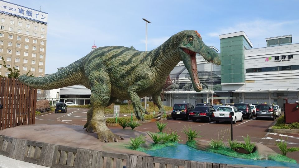 El dinosaurio robot número 23 instalado frente a la estación de Fukui, un Suchomimus. Es un gran carnívoro del Cretácico Inferior cuyo nombre significa “imitador de cocodrilo”. (Fotografía cedida por la División de Promoción de Visitantes de la Prefectura de Fukui)