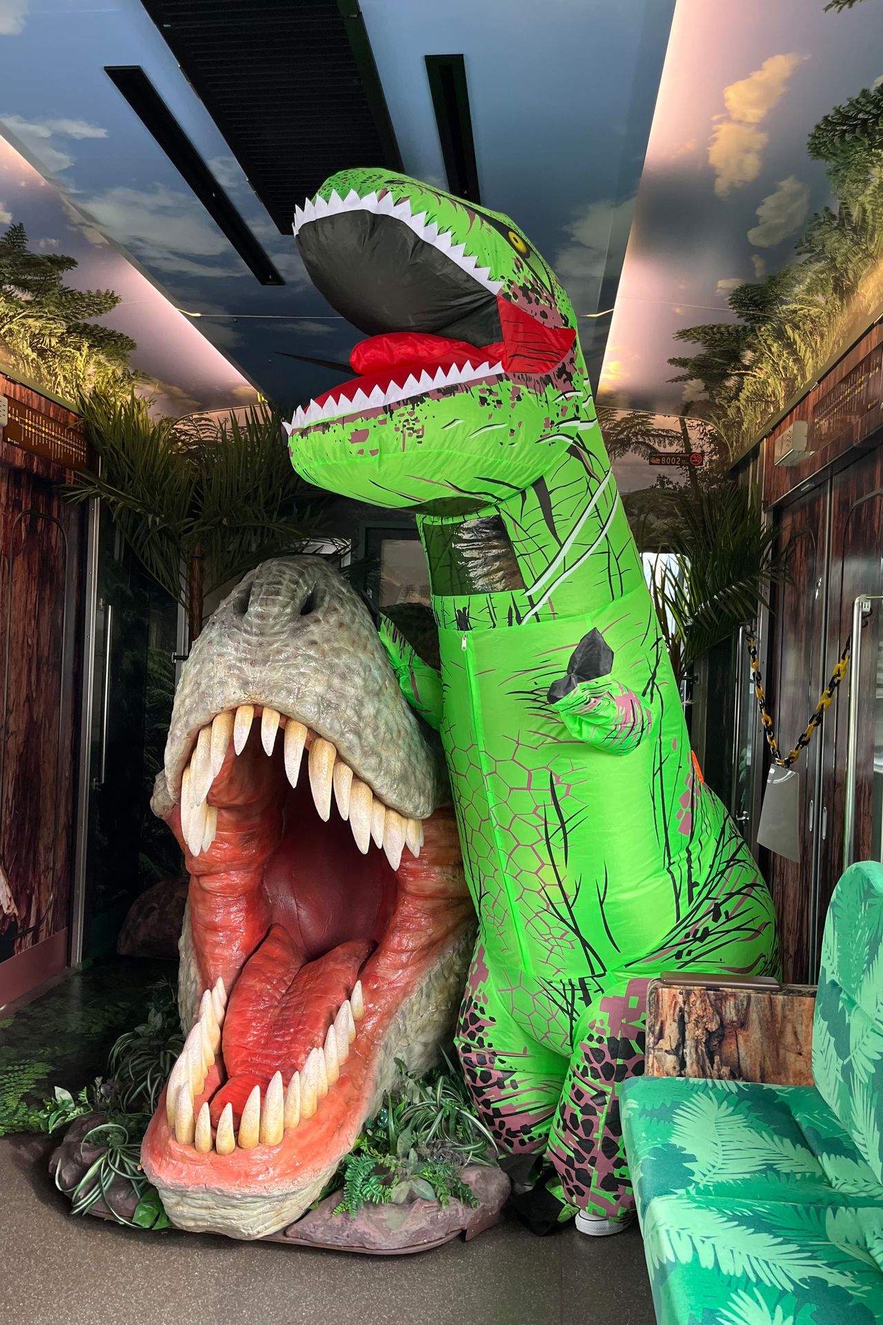 Katō (derecha) disfrutando plenamente del ambiente dentro del Tren Dinosaurio. “Es un entorno de paz absoluta donde solo hay risas”, comenta. (Fotografía cedida por Katō Fusami)