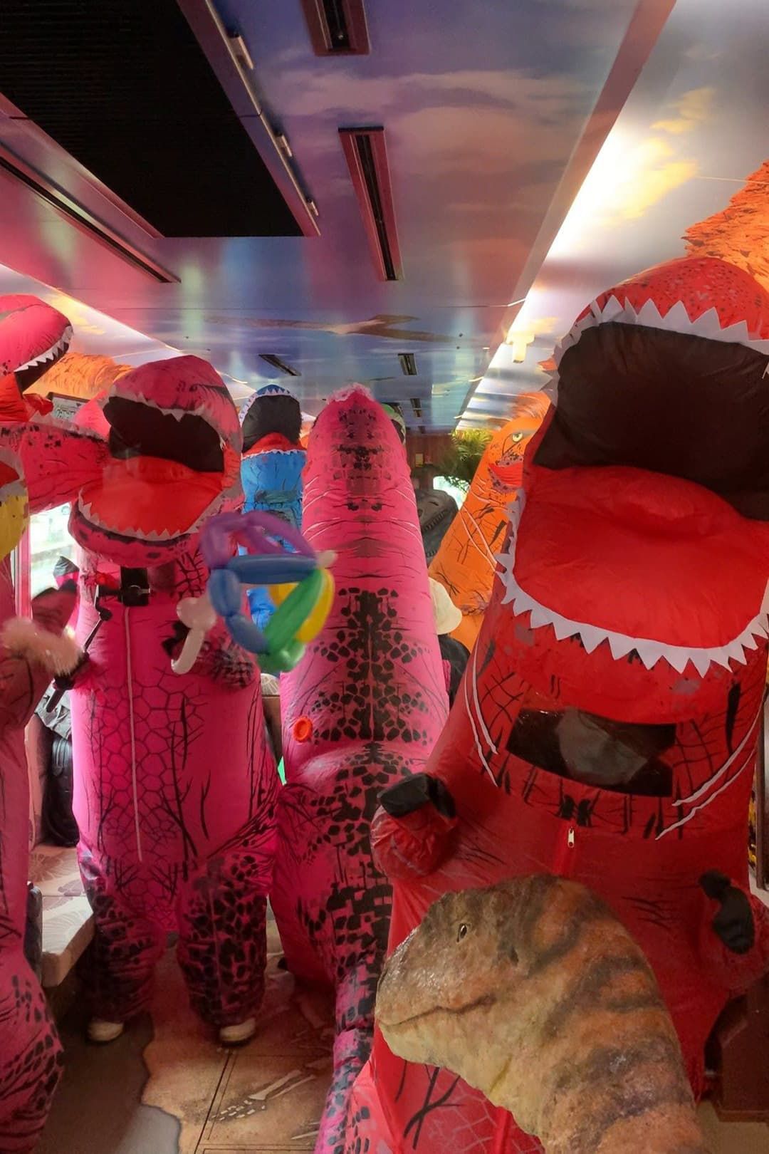 Los “dinosaurios” se divierten tras cambiarse en el interior del tren. Este año también han reservado el convoy para el “día de la resurrección”. (Fotografía cedida por Watanabe Hiroshi)