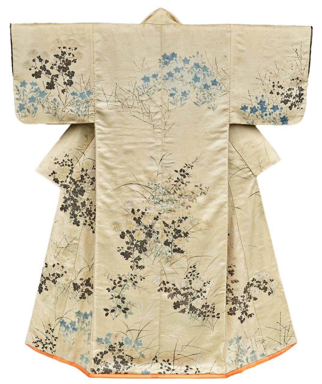Kimono blanco con motivo de hierbas otoñales. (Colección del Museo Nacional de Tokio. Fuente: ColBase)