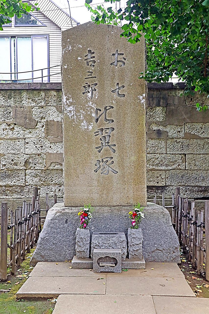 El Hiyokuzuka de Oshichi y Kichisaburō, situado en el templo Kichijō-ji. (Pixta)