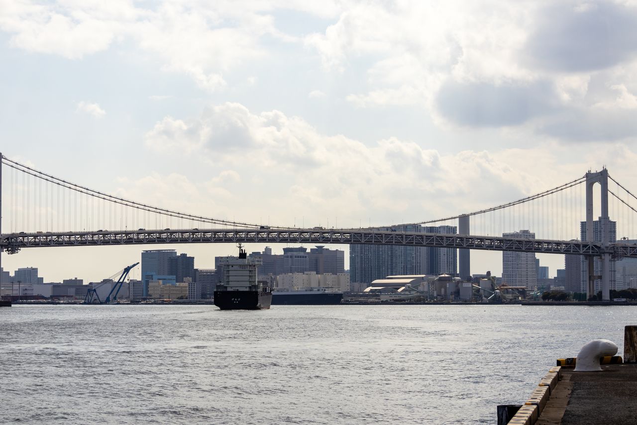 El Genbu atravesando el puente Rainbow Bridge, en la bahía de Tokio, durante la navegación de prueba.