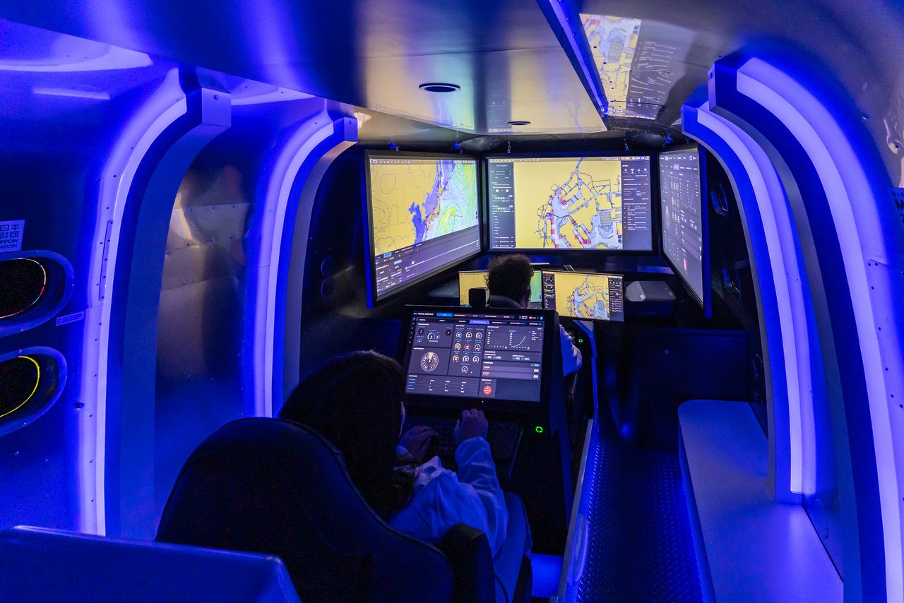 Interior del centro móvil. Aunque es compacto, cuenta con las mismas funciones que el centro permanente y puede asistir remotamente a buques autónomos en cualquier lugar.