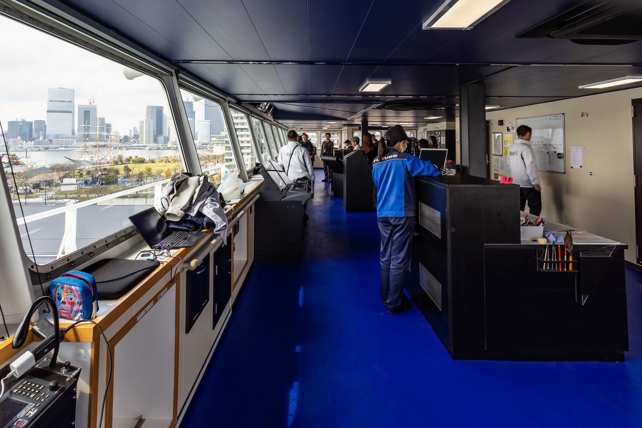 Aunque el puente del Genbu es amplio, su diseño permite que un solo tripulante pueda supervisarlo.