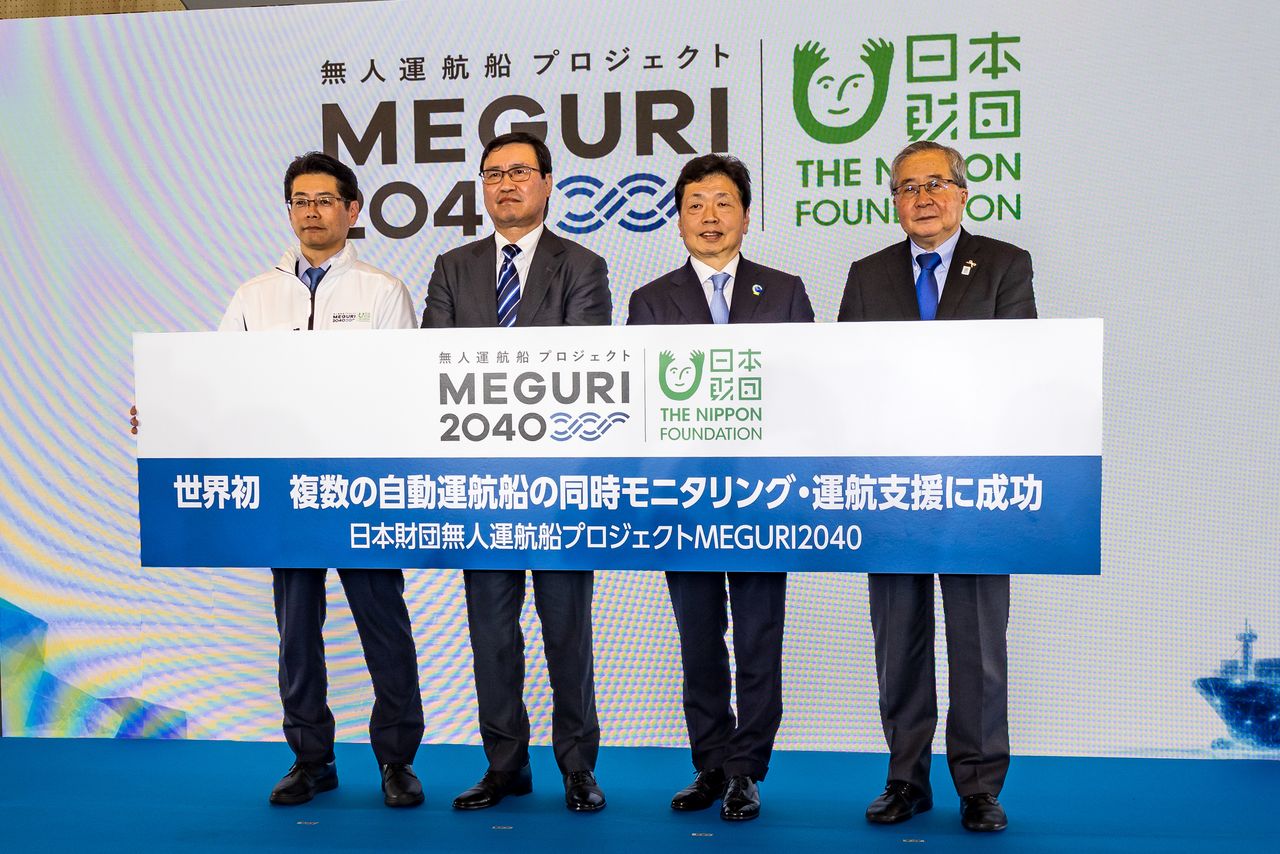 Representantes del proyecto que participaron en la rueda de prensa. De izquierda a derecha: Unno Mitsuyuki; Matsuura Mitsuharu, presidente del Sindicato de Marinos de Todo Japón; Mizushima Satoru, viceministro del Ministerio del Territorio, Infraestructuras, Transporte y Turismo; y Ogata Takeju, presidente de la Fundación Nippon.