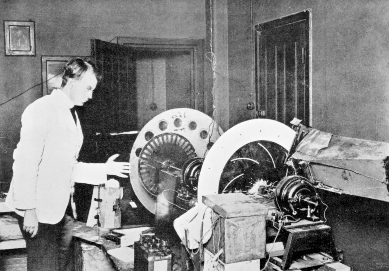 La televisión electromecánica utilizada por el escocés John Logie Baird en sus experimentos. Baird se valía del disco de Nipkow, inventado en el siglo XIX por el alemán Paul Nipkow, tanto en la emisión como en la recepción de las imágenes. (Science Photo Library via Reuters Connect)