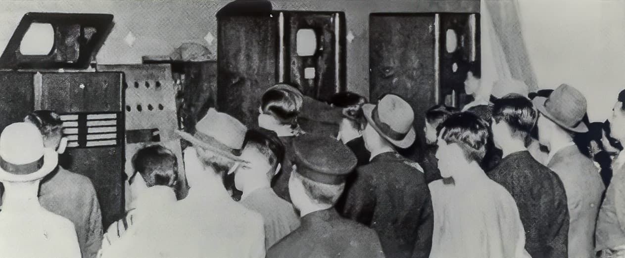 Ciudadanos de Tokio reunidos ante las pantallas en las primeras emisiones experimentales de televisión realizadas entre 1939 y 1940. (Cortesía de la Fundación Takayanagi Kenjirō)