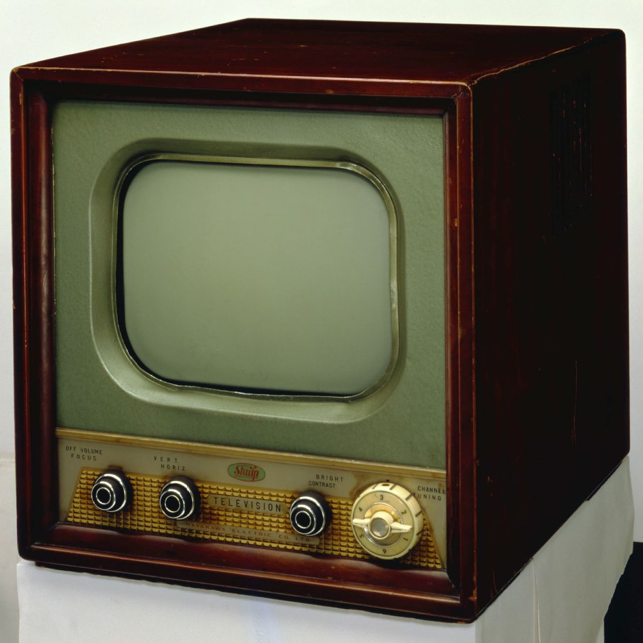 El primer modelo de televisor producido en serie en Japón (Sharp) en 1953. Usaba un tubo de Braun cuadrado de 14 pulgadas que cumplía los estándares fijados por Takayanagi y su equipo a través del Club de Amigos de la Televisión. (Cortesía de Sharp / Jiji Press)