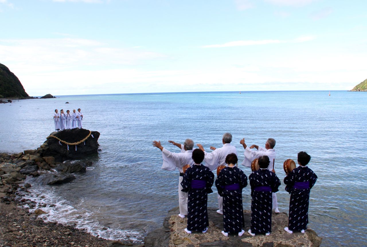 En la ceremonia vespertina Hirase Mankai, las noro (sacerdotisas), vestidas de blanco, invocan a los dioses, al otro lado del mar.