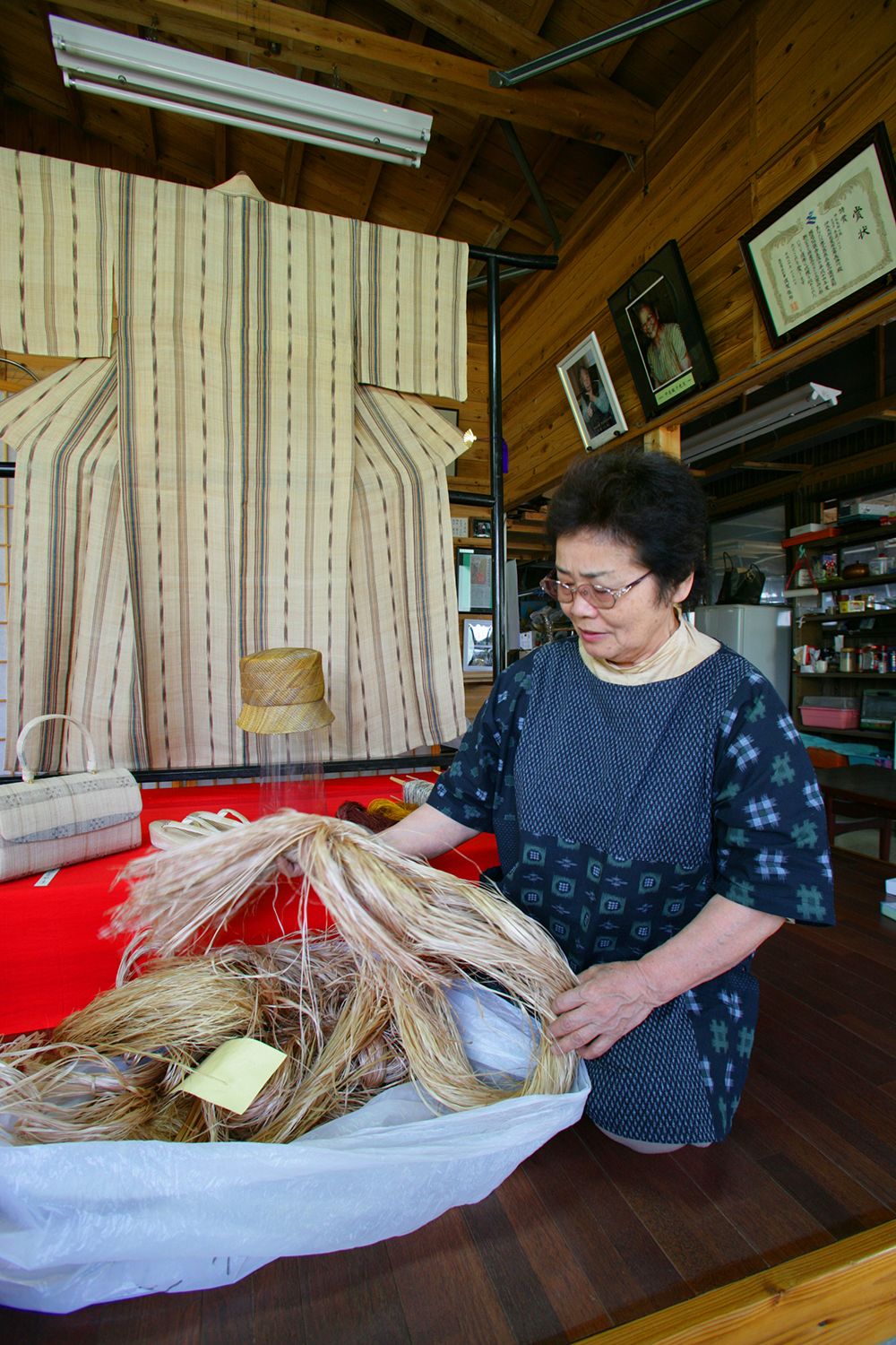 Hasegawa Chiyoko, tejedora de bashōfu. Aprendió de Taira Toshiko (Tesoro Nacional Viviente), de Okinawa, las técnicas de fabricación que se habían perdido ya en la isla de Okinoerabu.