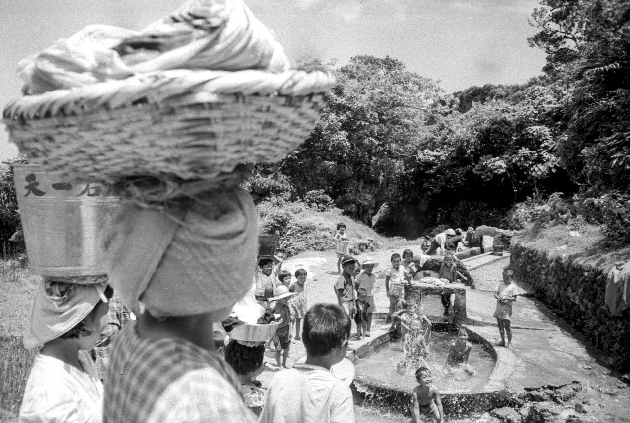 En la isla de Okinoerabu, formada por roca caliza, los manantiales eran un importante bien común.
