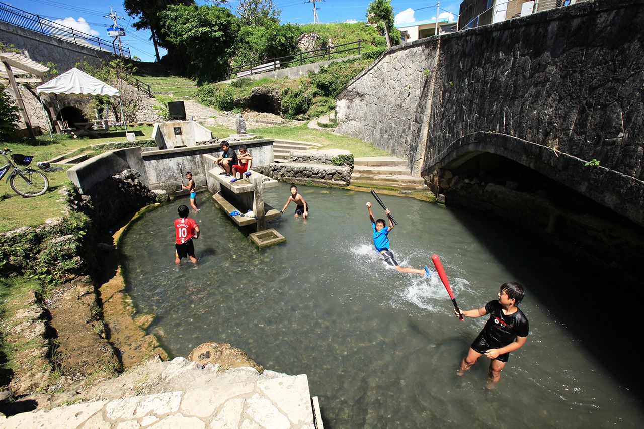 En Jokkyonuhō, en el municipio de China, sigue brotando agua del manantial; hoy es un lugar de descanso.