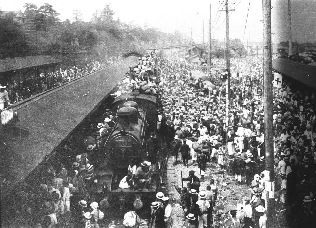 Un tren parte de la estación de Nippori transportando a personas evacuadas tras el Gran Terremoto de Kantō. (Colección del Museo del Ferrocarril)