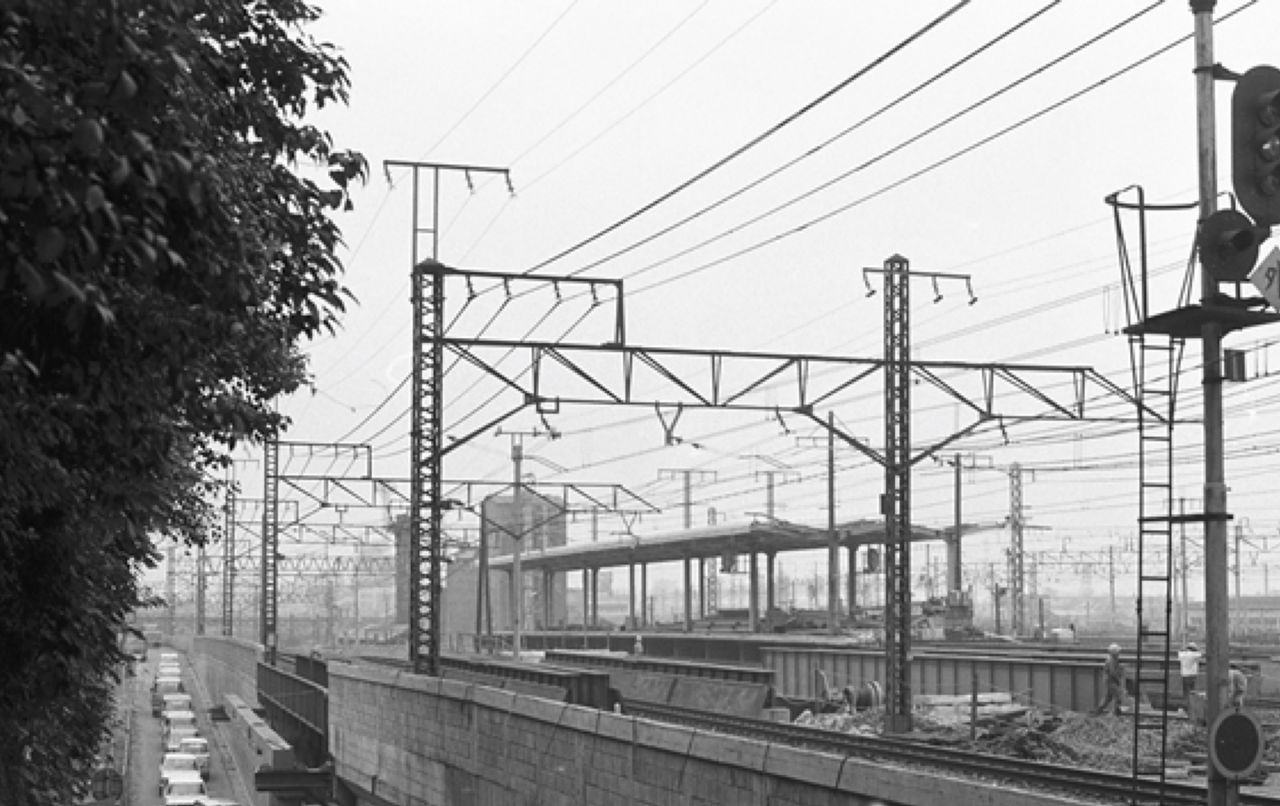 La estación de Nishi-Nippori en construcción en 1970. (Imagen cedida por Metro Archive Album)