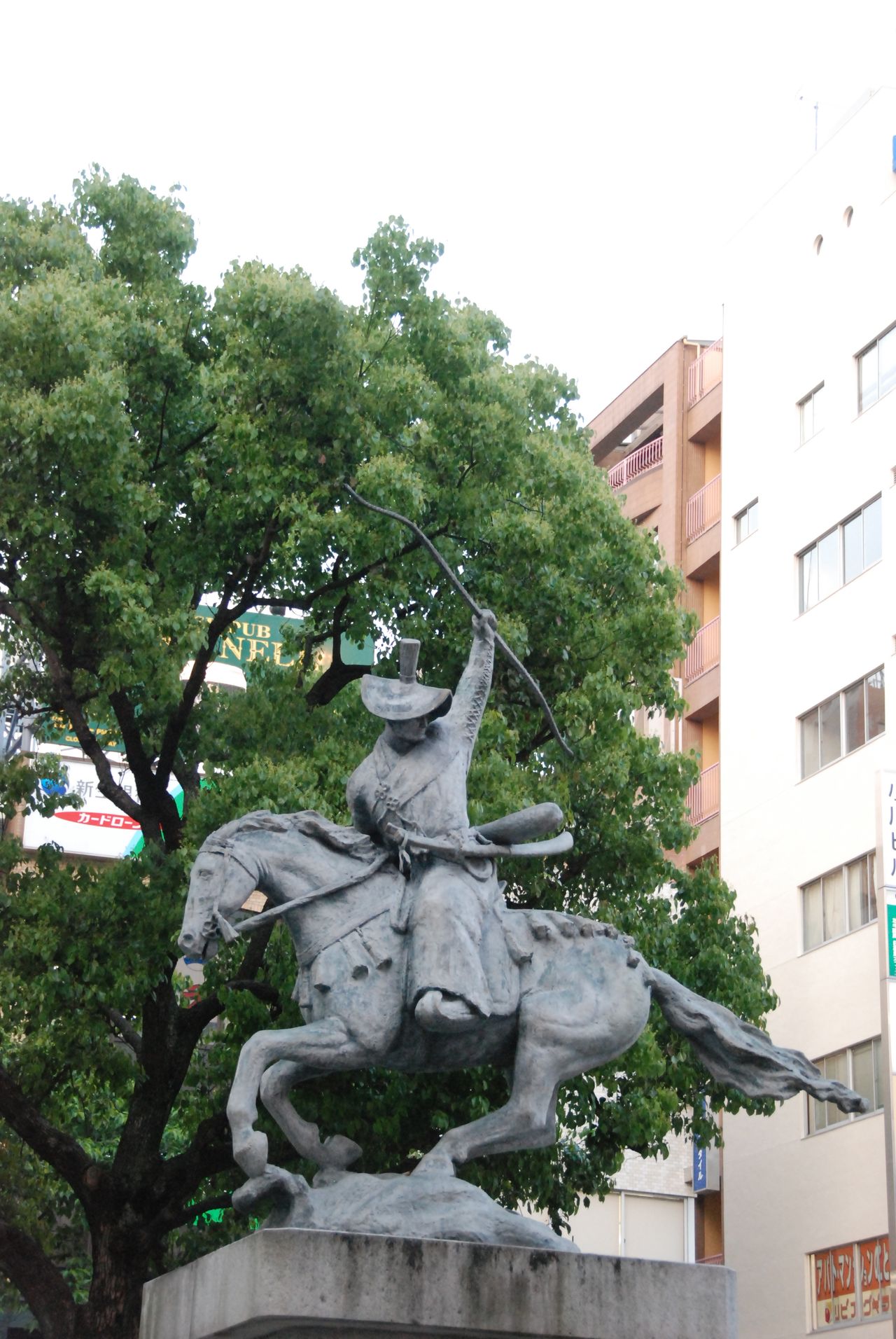 Estatua de Ōta Dōkan situada en la rotonda frente a la estación de Nippori. (Pixta)