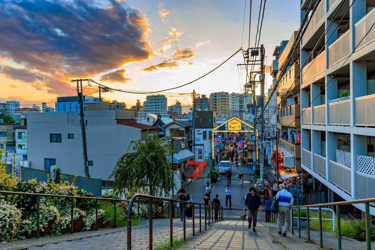 Atardecer en Yūyake Dandan. Al pie de la escalera se extiende la calle comercial Yanaka Ginza. (Pixta)