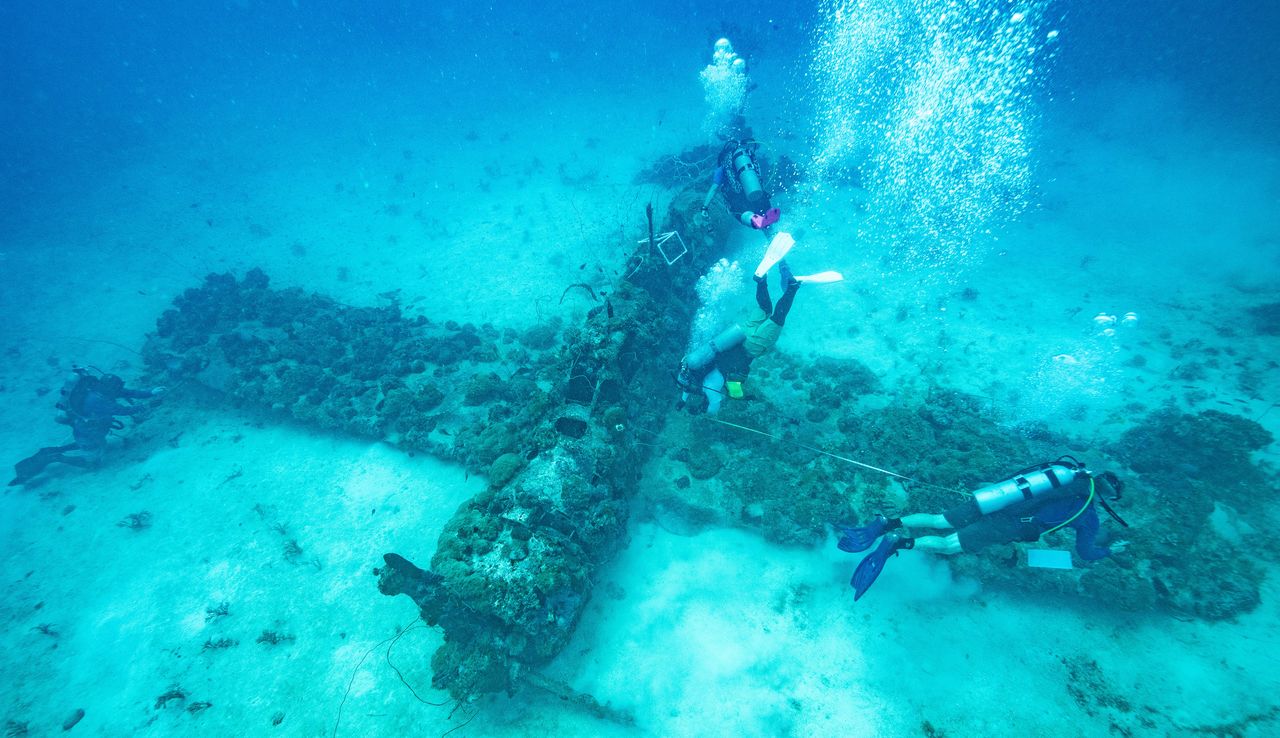 Un hidroavión Aichi E13A hundido durante la Segunda Guerra Mundial es uno de los atractivos para los buceadores que acuden en masa a las aguas de Chuuk. (© Julian Ryall)
