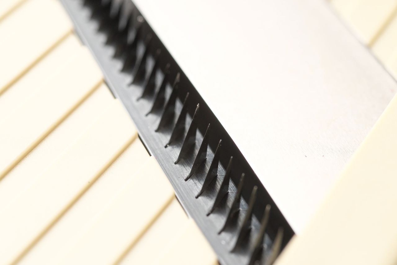 Cuchilla de recambio cuyas afiladas hojas triangulares han sido fijadas sobre el acero con una separación de un milímetro entre cada una de ellas. Gracias a esta mandolina, se puede preparar fácilmente la guarnición que suele acompañar al sashimi o pescado crudo, llamada tsuma, y que quede como la de un profesional.
