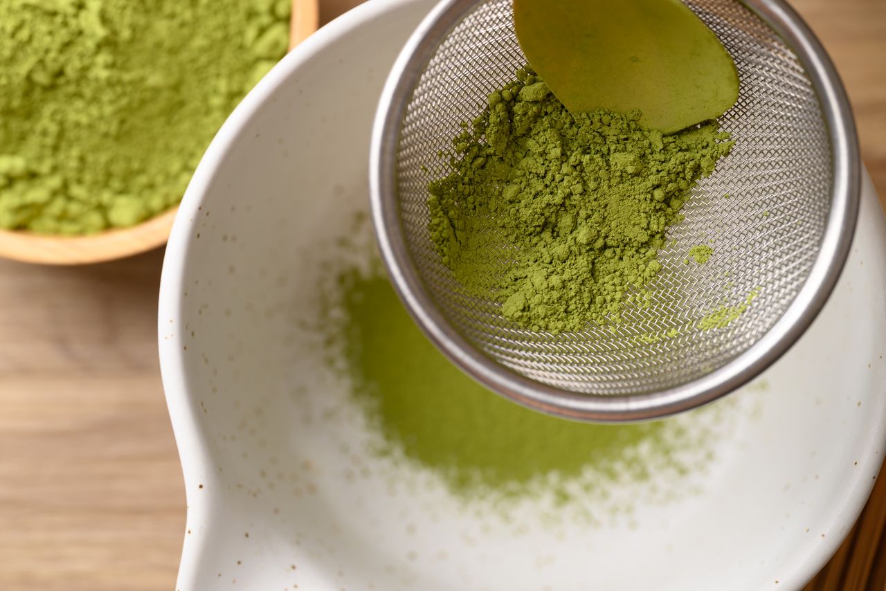 Tanto si es para hacer té como para preparar algún dulce, el colador permite obtener un polvo fino. (Adobe Stock)